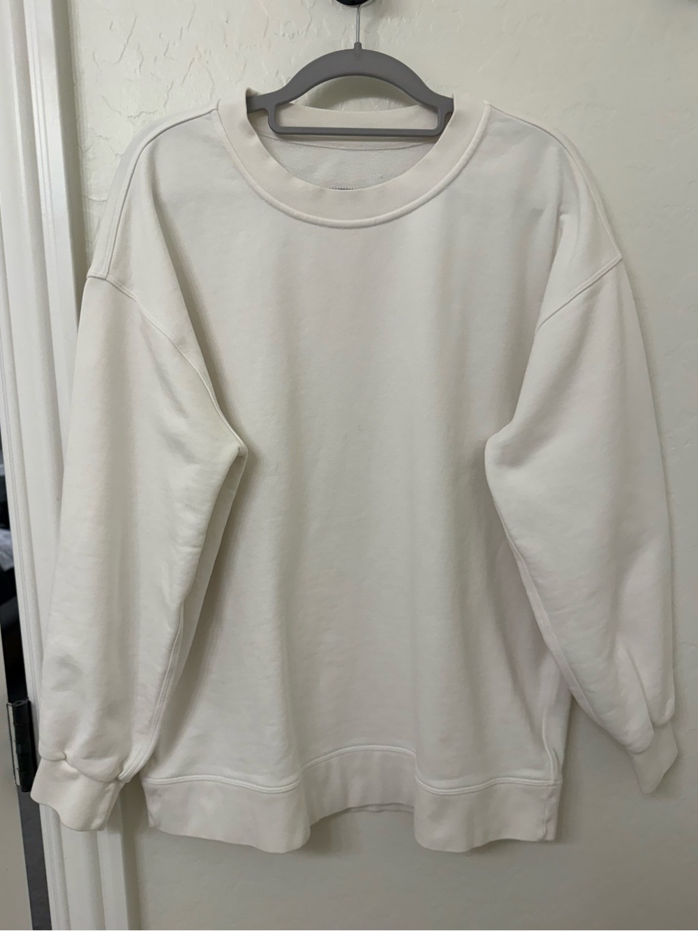LULULEMON. Like New.  Lightweight women’s Crewneck sweatshirt in white.  M.